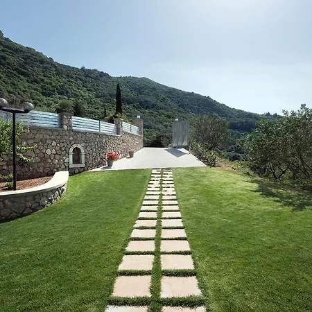 Lioriza Villa Vatos