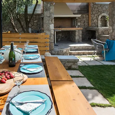 Lioriza Villa Vatos